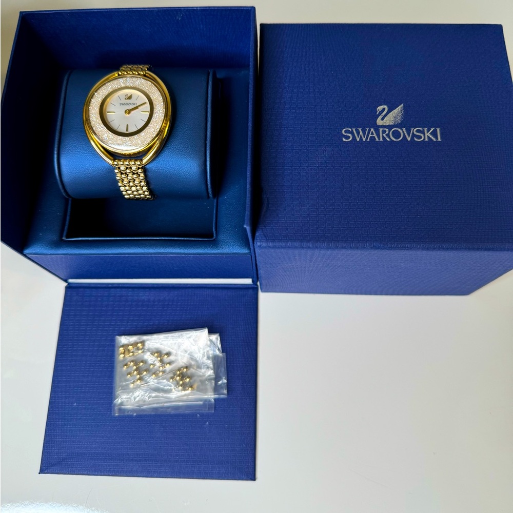 Swarovski Watch - Crystalline Oval
Golden Metal Bracelet - Excellent Condition